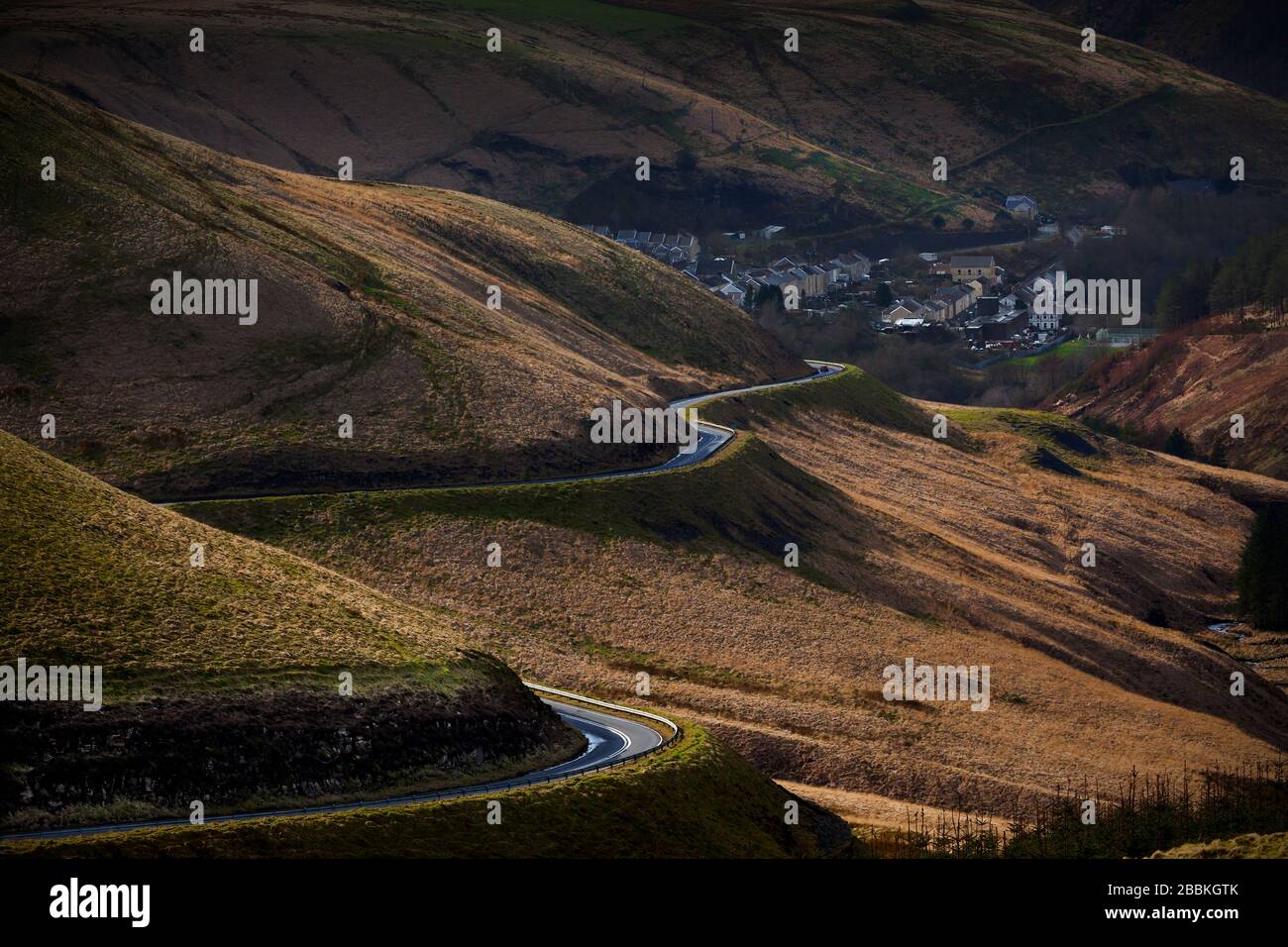 Kurvenreiche Straße Richtung Dorf Abergwynfi im Afan Valley; South Wales Valleys, Wales, Großbritannien Stockfoto