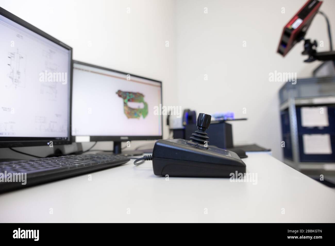 Professioneller 3D-Scanner Scannen einer Kunststoffspritzguss für industrielle Objekte auf einem Drehtisch, Messkonzept Stockfoto