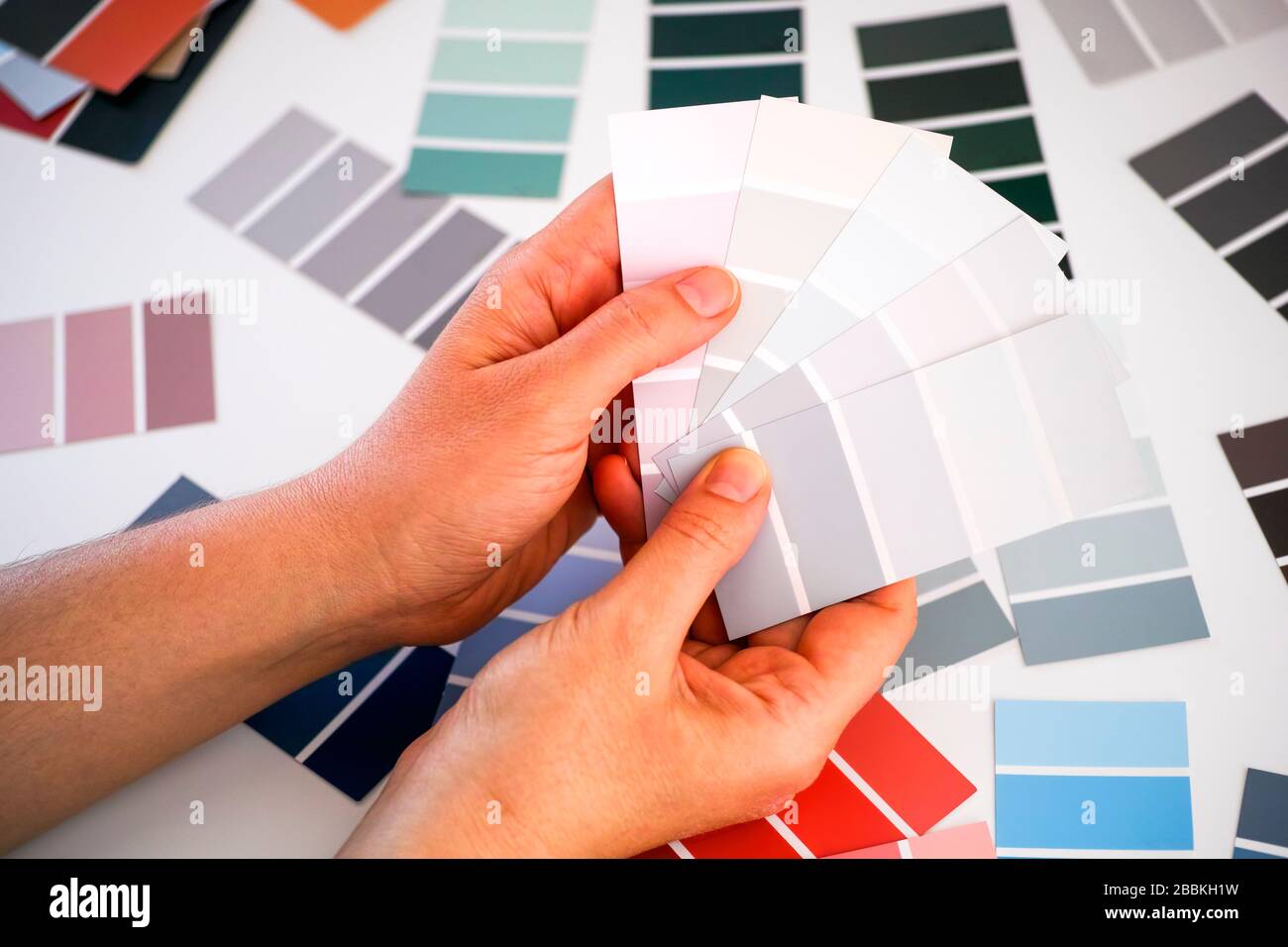 Frau händigt Farbe in Farbfeldern aus. Nahaufnahme. Stockfoto Frau händigt Farbe in Farbfeldern aus. Nahaufnahme. Stockfoto