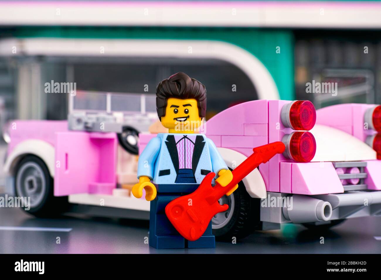 Tambov, Russische Föderation - 22. Januar 2020 Lego Rosa 1950er-Stil Cabrio und Rock-n-Roll-Star-Minifigure mit Gitarre in der Nähe der Straße in der Stadt. Stockfoto