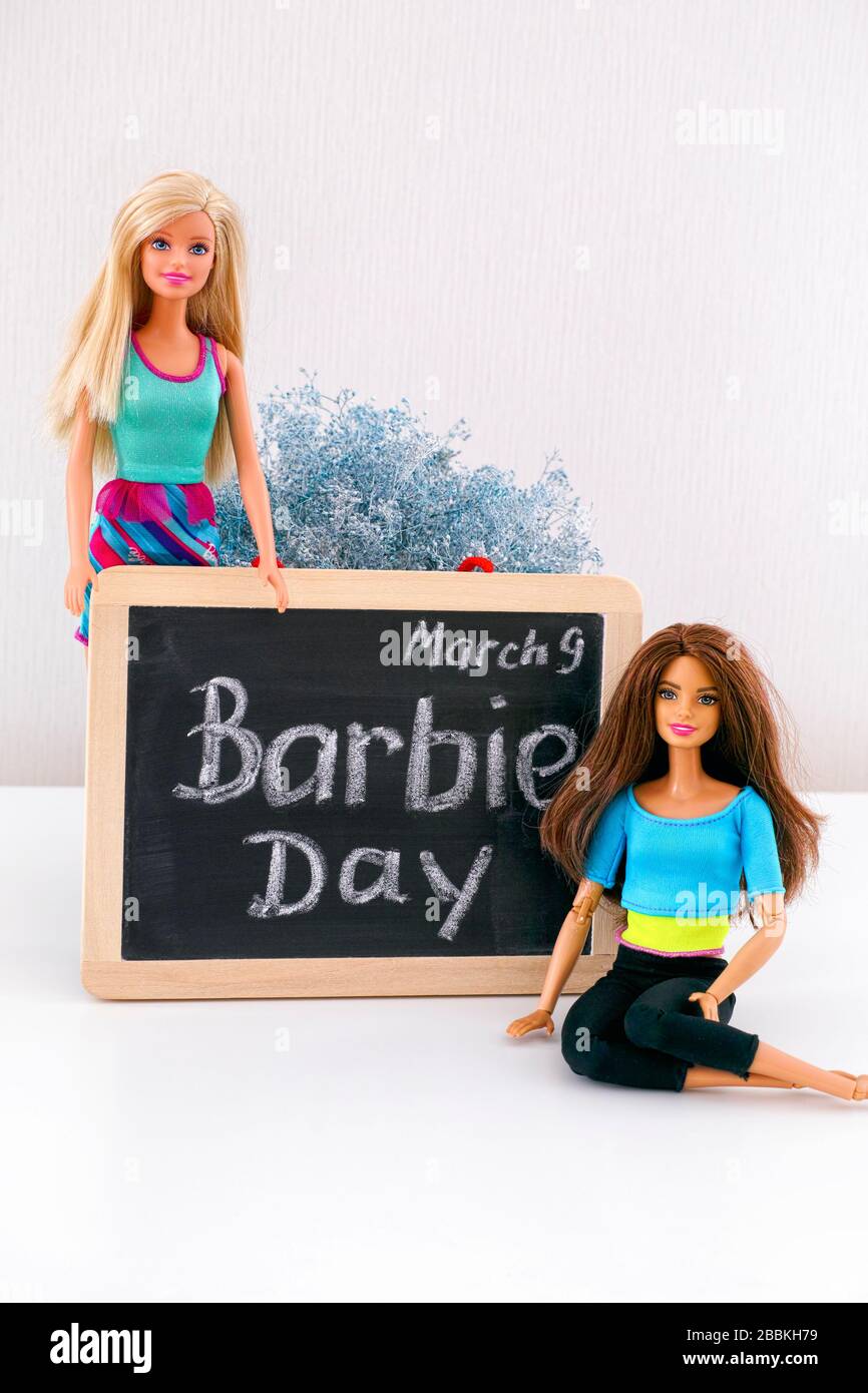 Tambov, Russische Föderation - 24. Februar 2020 zwei Barbie-Puppen in der Nähe von Tafel mit den Worten Barbie-Tag 9. März. Studio gedreht. Stockfoto