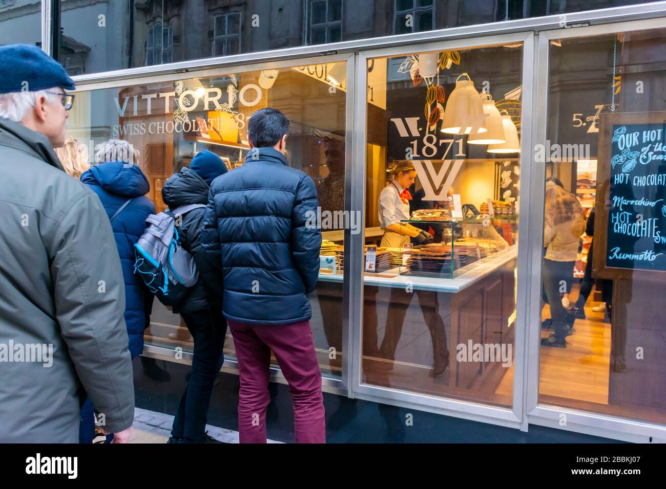 Wien, Österreich, Gruppenmenschen, von hinten, Schaufensterbummel, Swiss Chocolate Shop, Chocolaterie, 'Vittorio Chocolatier', Mann hinten Stockfoto
