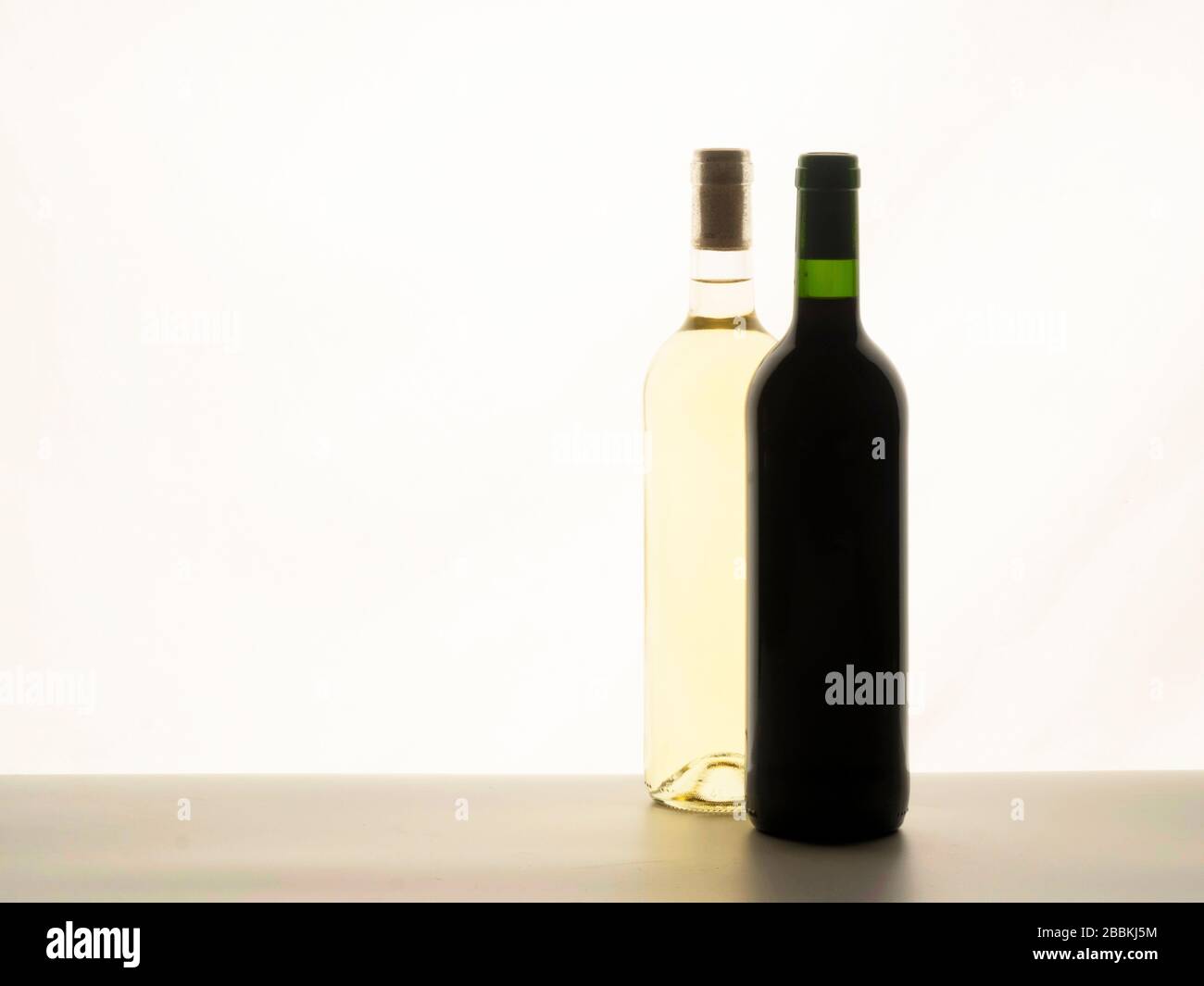 Nahaufnahme von zwei unbeschrifteten Weinflaschen vor weißem Hintergrund Stockfoto