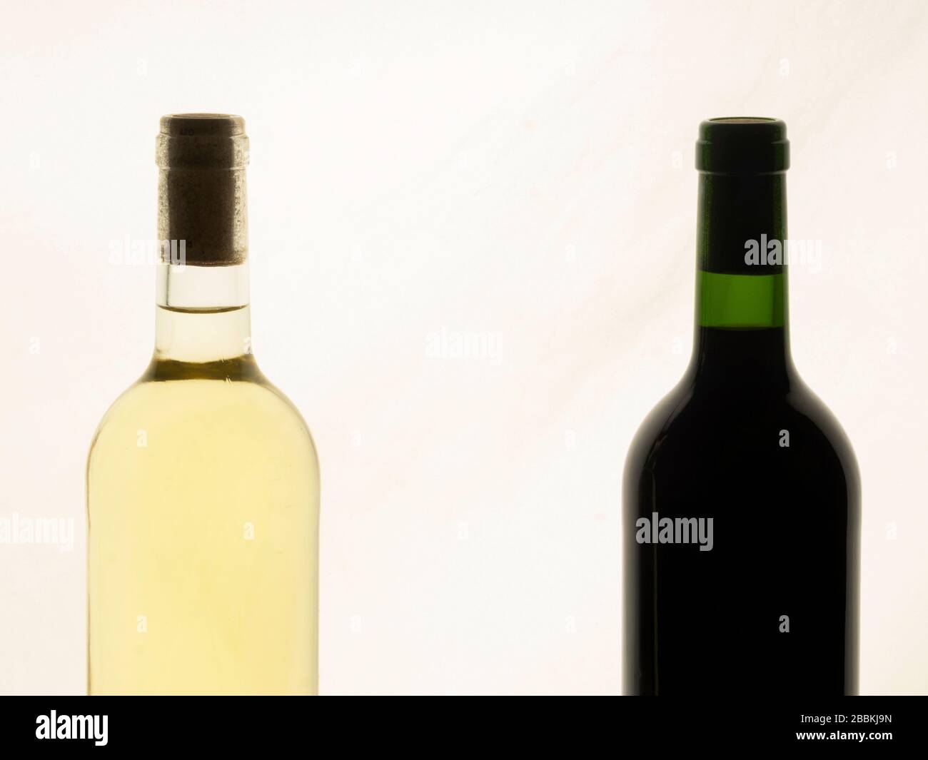 Nahaufnahme von zwei unbeschrifteten Weinflaschen vor weißem Hintergrund Stockfoto