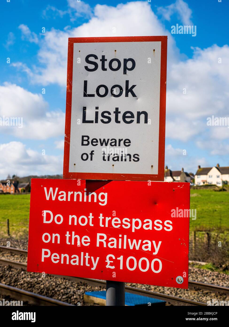 Stop Look Hörzeichen, Fußweg Bahnübergang, Bahnschienen, Don 't Trespass, GWR, Great Bedwyn, Wiltshire, England, GB. Stockfoto