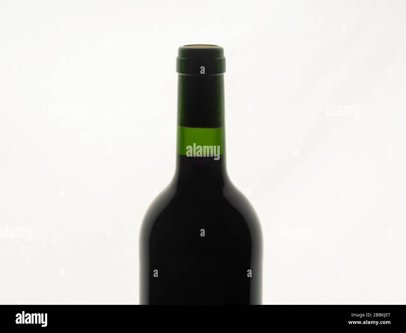 Nahaufnahme der unbeschrifteten Rotweinflasche vor weißem Hintergrund Stockfoto