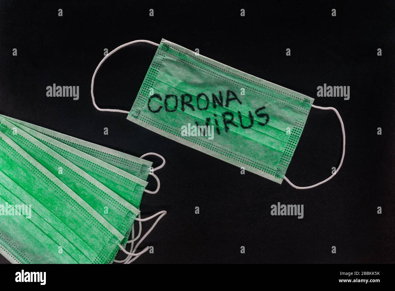 Coronavirus Wort auf einer grünen medizinischen Maske geschrieben. Coronavirus Text auf einer Schutzmaske für Ihr Design, Wuhan, 2019-nKoV. Draufsicht Konzept Stockfoto