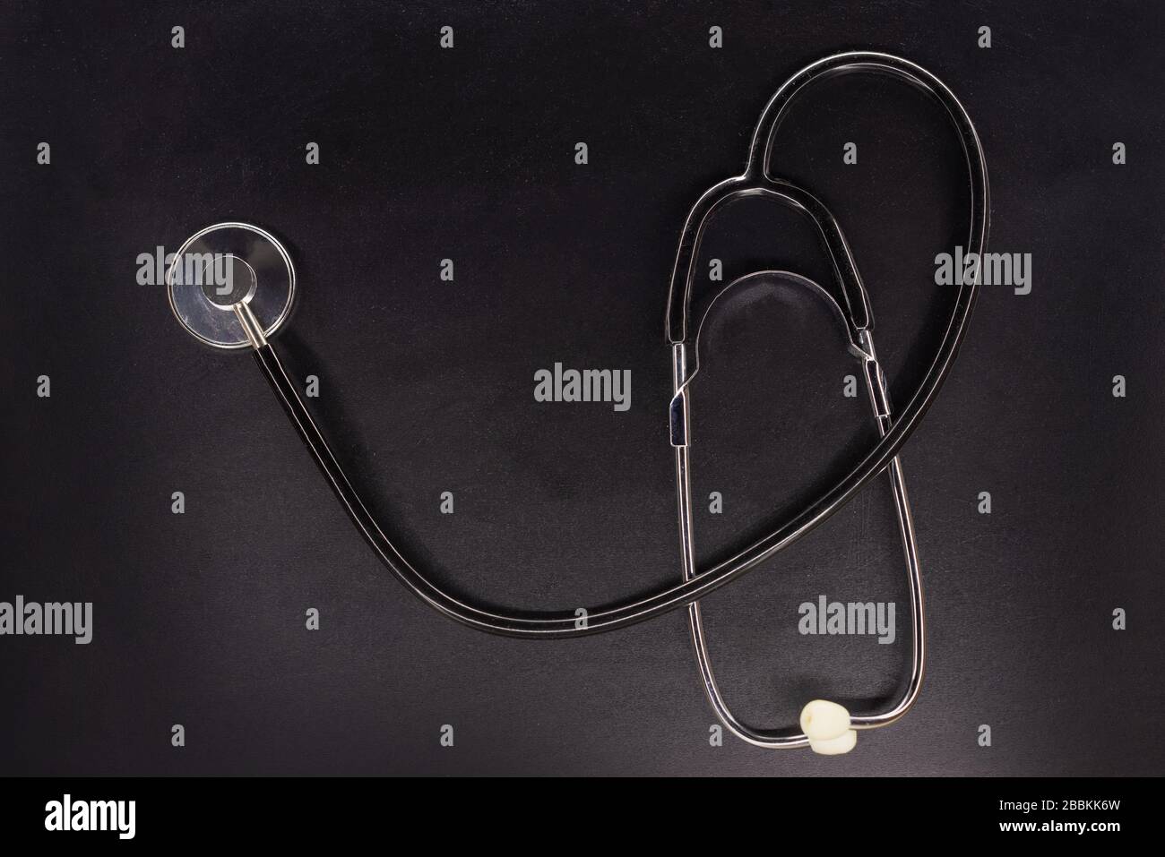 Stethoskop, Phonendoskop auf schwarzem Hintergrund. Ansicht von oben Stockfoto