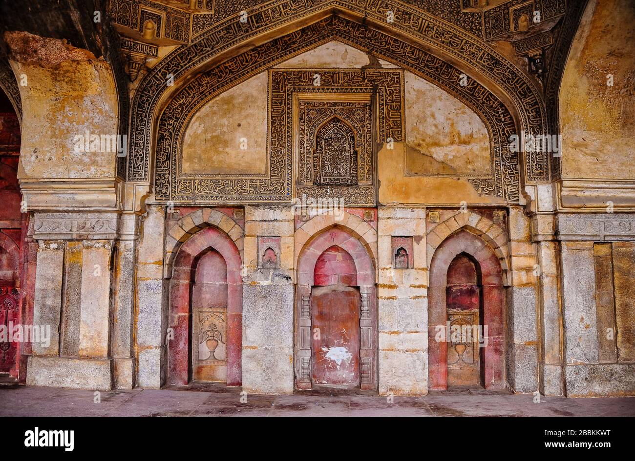 Bara Gumbad (große Kuppel)-Moschee, Lohdi Gardens, Delhi, Indien. Wunderschönes Detail des Mihrab, erbaut Ende des 15. Jahrhunderts in rot-gelbem Sands Ton Stockfoto