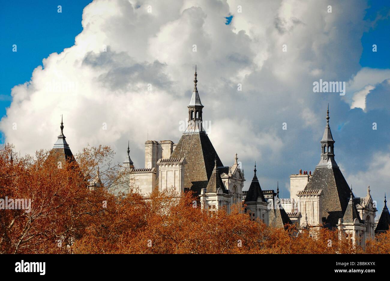 Roofline - Royal Horseguards Hotel. Herbstliches Londoner Stadtbild mit Blick auf die Dächer des Whitehall Court, von der Southbank aus gesehen. Stockfoto