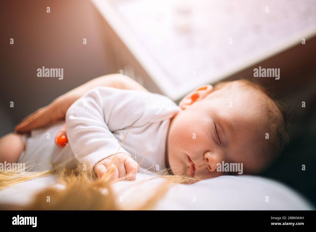 Porträt eines Neugeborenen. Mutter hält ein Kind in den Armen. Das erste Lebensjahr. Pflege und Gesundheit. Stockfoto