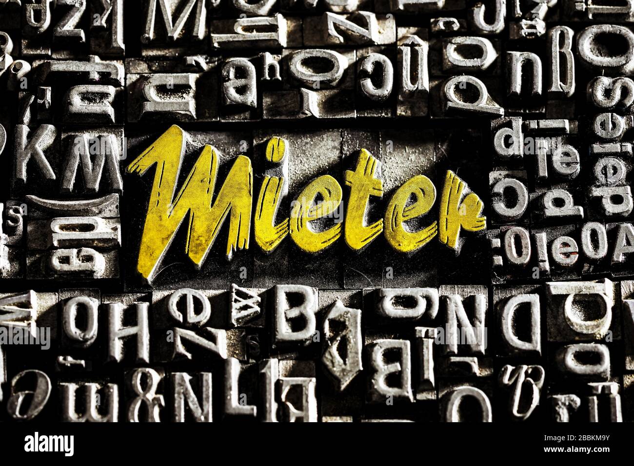Alte Bleibuchstaben mit goldener Schrift zeigen das Wort Mieter, Deutschland Stockfoto