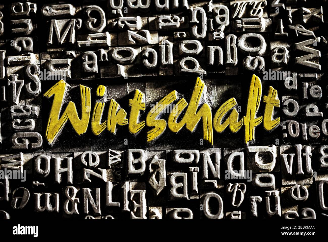 Alte Bleibuchstaben mit goldener Schrift zeigen das Wort Wirtschaft, Deutschland Stockfoto