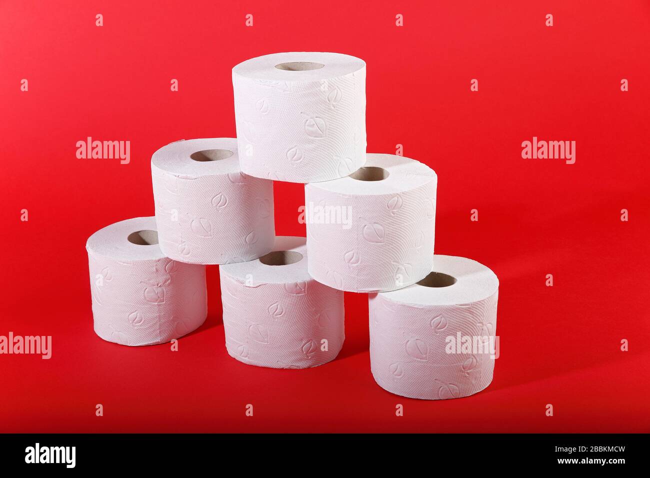 Knappes toilettenpapier, symbolischer Bildhodenkauf wegen Coronavirus, Deutschland Stockfoto