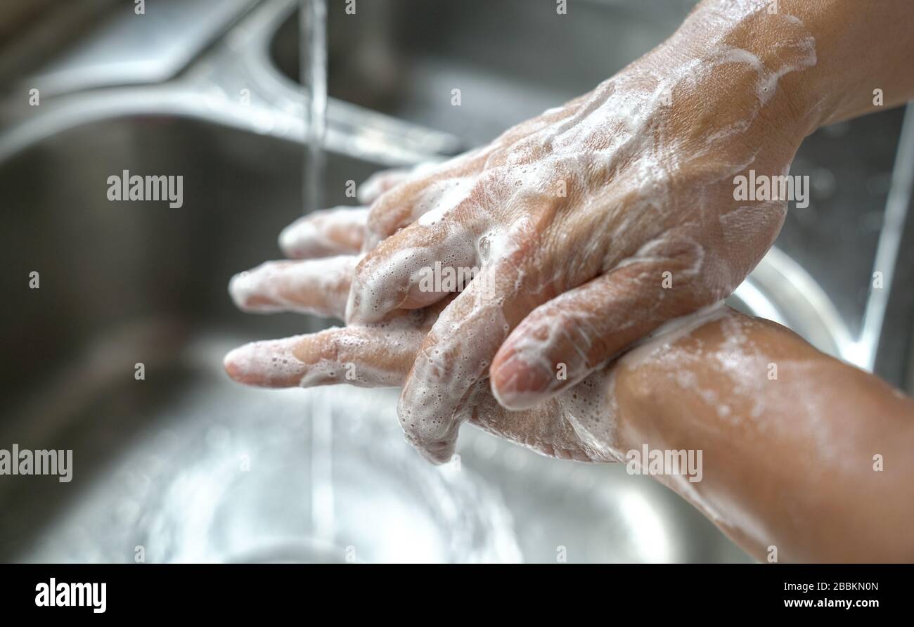 Waschen der Hände mit Seife. Hygienekonzept, Vorbeugung gegen die Ausbreitung von Coronavirus oder Keimen Stockfoto
