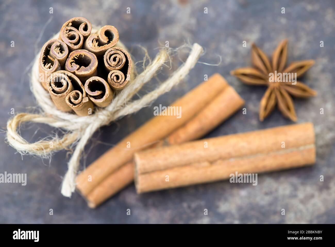 Organische, gesunde Gewürze, Zimtstangen mit Sternanis, Draufsicht Stockfoto