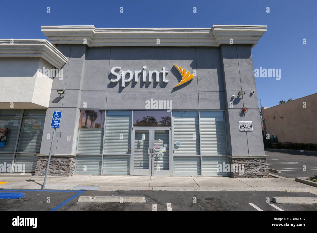 Allgemeiner Blick auf den Sprint-Laden, der sich auf der 3700 South La Brea Ave befindet, im zuge der Coronavirus COVID-19-Pandemie, am Donnerstag, den 26. März 2020 in Los Angeles, Kalifornien, USA. (Foto von IOS/Espa-Images) Stockfoto