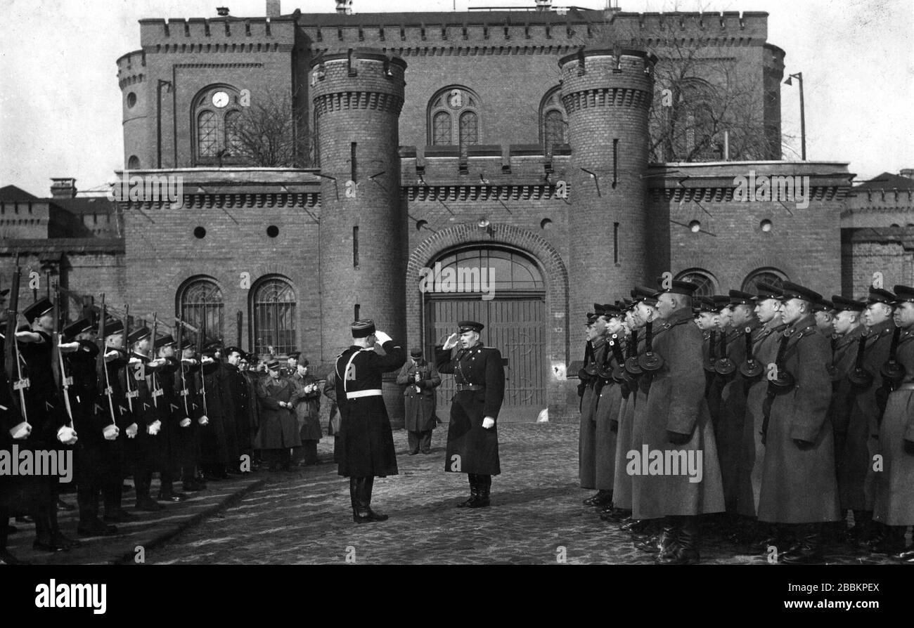 Berlin, Westberlin 1946: Russische Truppen übernehmen gerade aus französischen Truppen Wachaufgaben im Berliner Gefängnis in der Justizvollzugsanstalt in Berlin-Pau. Sind 2. Weltkrieg Stockfoto