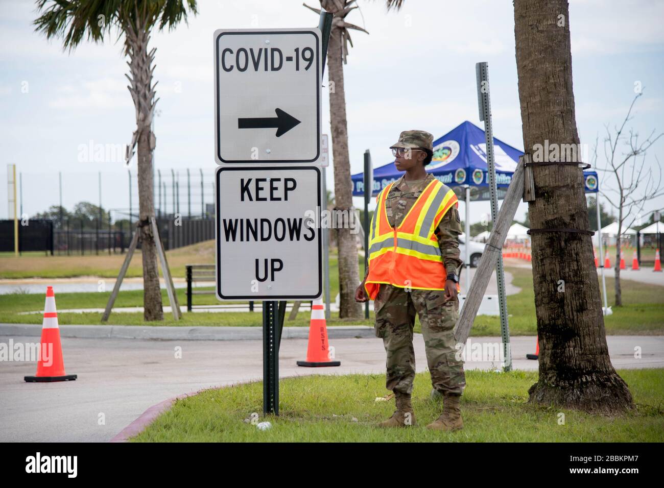 Emily Green von der Florida National Guard überwacht den Verkehr auf dem Drive-Through-Testgelände im FITTEAM Ballpark der Palm Beaches inmitten der globalen Coronavirus COVID-19-Pandemie, Dienstag, 31. März 2020, in West Palm Beach, Fla. Über 250 Menschen wurden am ersten Tag der staatlich geförderten Tests getestet. ((Foto von IOS/Espa-Images) Stockfoto