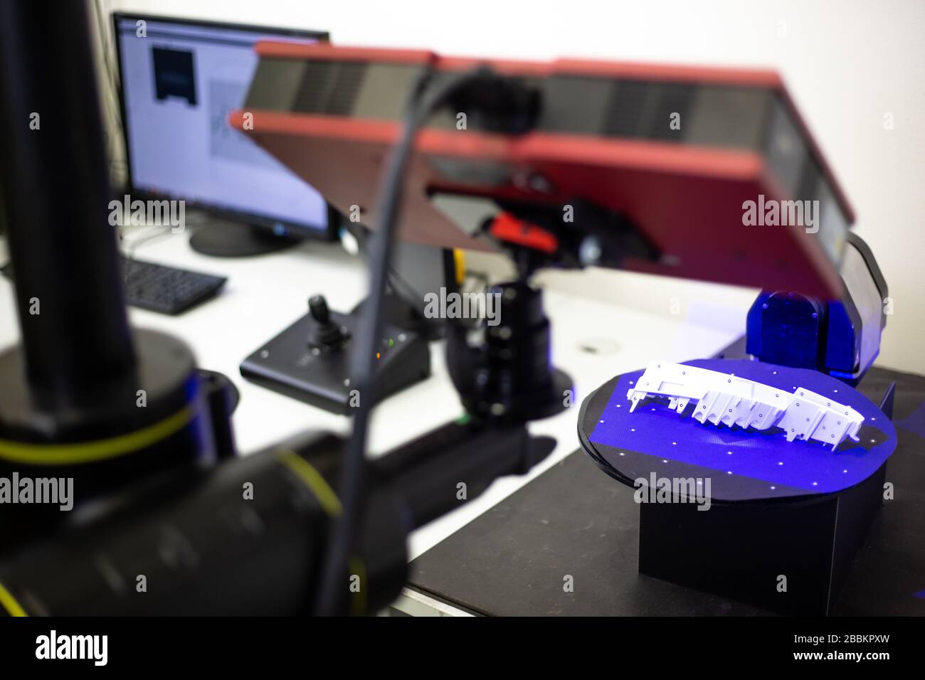 Professioneller 3D-Scanner Scannen eines industriellen Objekts, Kunststoffformteil auf einem Drehtisch, Messkonzept Stockfoto
