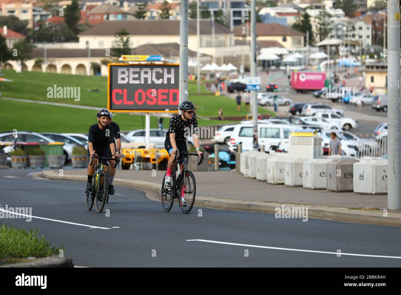 SYDNEY, AUSTRALIEN, 1. April 2020, Menschen trainieren an der Seite von Sydneys inzwischen geschlossenem Bondi Beach, inmitten eines Coronavirus-Ausbruchs im Vorort Bondi und Einschränkungen der Staatsregierung, um die Ausbreitung der Krankheit einzudämmen, wodurch die Menschen nur in Gruppen von maximal zwei Personen trainieren können. Credit: Sebastian Reategui/Alamy Live News Stockfoto