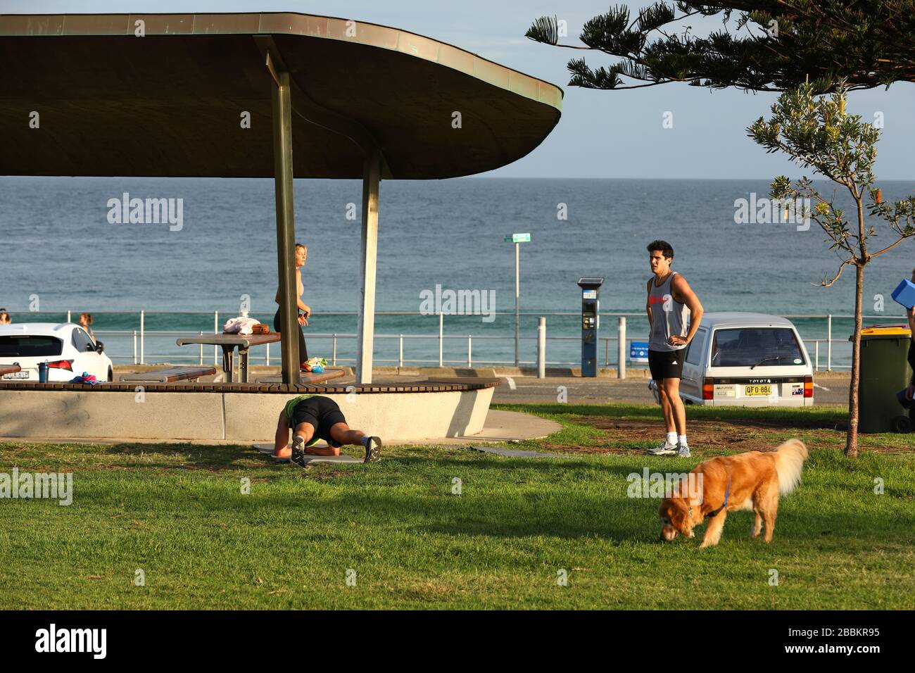 SYDNEY, AUSTRALIEN, 1. April 2020, Menschen trainieren an der Seite von Sydneys inzwischen geschlossenem Bondi Beach, inmitten eines Coronavirus-Ausbruchs im Vorort Bondi und Einschränkungen der Staatsregierung, um die Ausbreitung der Krankheit einzudämmen, wodurch die Menschen nur in Gruppen von maximal zwei Personen trainieren können. Credit: Sebastian Reategui/Alamy Live News Stockfoto