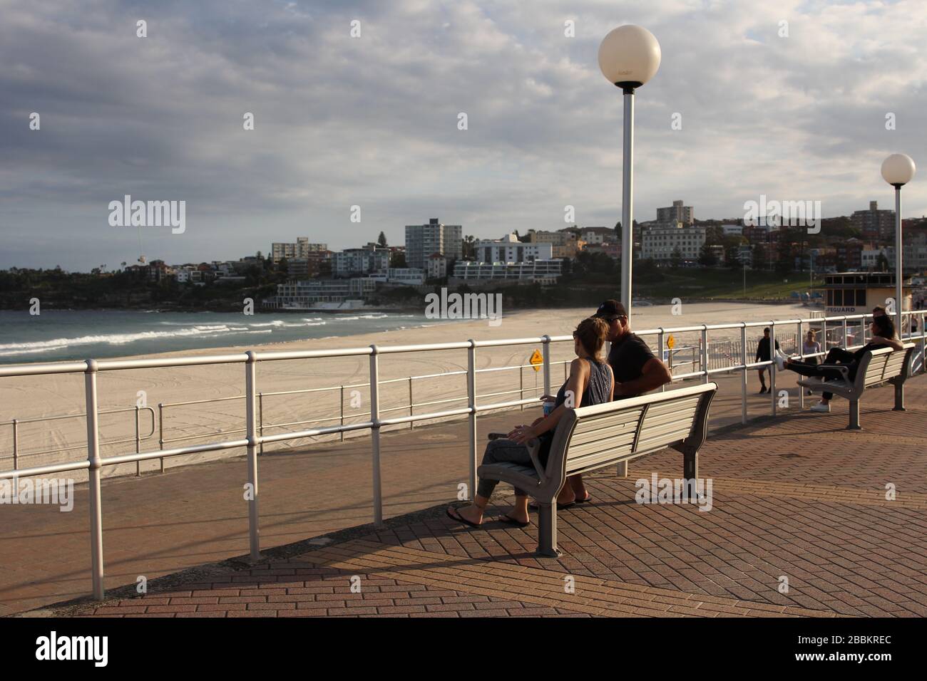 SYDNEY, AUSTRALIEN, 1. April 2020, Menschen trainieren an der Seite von Sydneys inzwischen geschlossenem Bondi Beach, inmitten eines Coronavirus-Ausbruchs im Vorort Bondi und Einschränkungen der Staatsregierung, um die Ausbreitung der Krankheit einzudämmen, wodurch die Menschen nur in Gruppen von maximal zwei Personen trainieren können. Credit: Sebastian Reategui/Alamy Live News Stockfoto