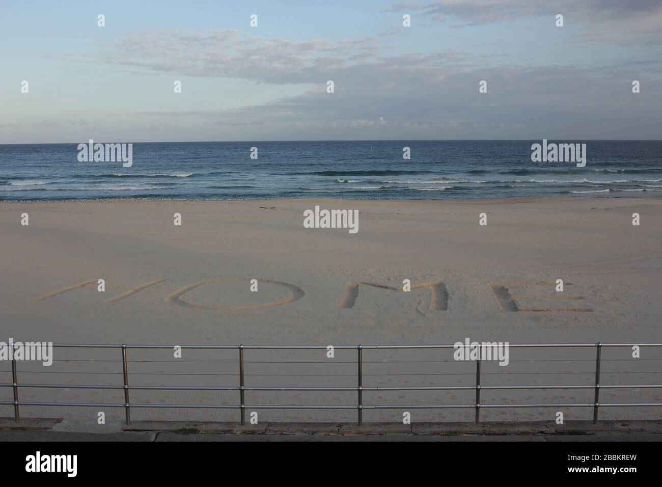 SYDNEY, AUSTRALIEN, 1. April 2020, 'Stay Home' erscheint im Sand am Bondi Beach in Sydney, inmitten eines Coronavirus-Ausbruchs im Vorort Bondi und Einschränkungen der Staatsregierung, um die Ausbreitung der Krankheit einzudämmen, und beschränkt die Menschen darauf, nur in Gruppen zu trainieren, die nicht größer als zwei sind. Credit: Sebastian Reategui/Alamy Live News Stockfoto