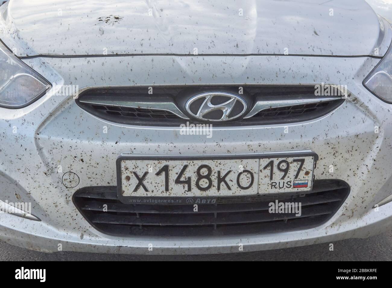 Sankt Petersburg, RUSSLAND - 11. Juli 2019: Mischt Insekten an Stoßstange und Haube des Wagens. Stockfoto