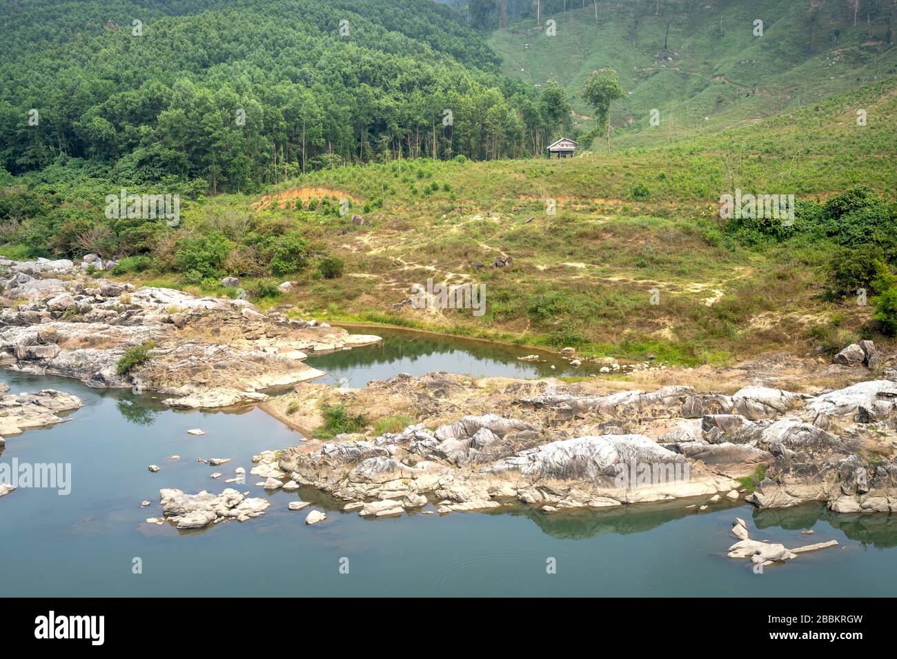 Der Fluss Dakrong verläuft trocken im Bergland der Provinz Quang Tri-Vietnam Stockfoto