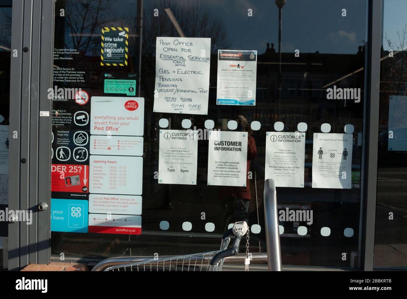Bristol-März 2020-England - ein Nahblick auf ein Schild außerhalb eines Supermarktes während der cronavirus, der Kovid-19-Virus-Epidemie in england Stockfoto