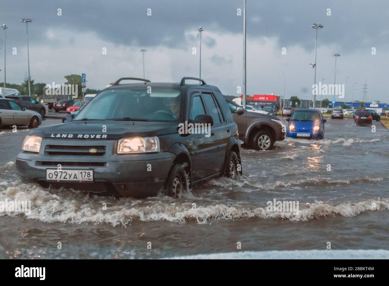 Sankt Petersburg, Russland - Juni 2019: Bei starkem Regen auf einer überfluteten Straße. Stockfoto