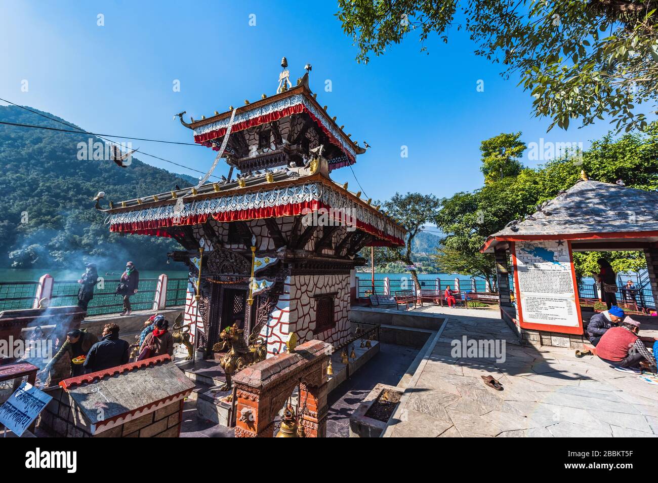 Pokhara, Nepal - 11. Januar 2020:Varahi-Tempel.berühmtester Hindu-Tempel in Pokhara, steht auf einer kleinen Insel, Nepal Stockfoto