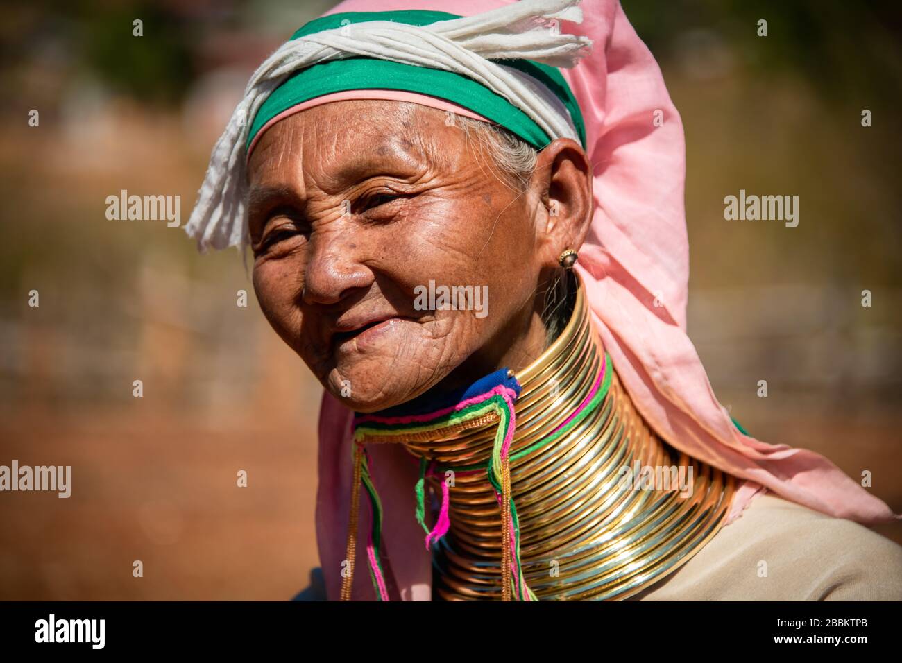 Pan PET, Kayah State, Myanmar - Februar 2020: Porträt einer älteren Kayan Langhalsfrau oder Paduang mit traditionellen Halsenringen aus Messing. Stockfoto