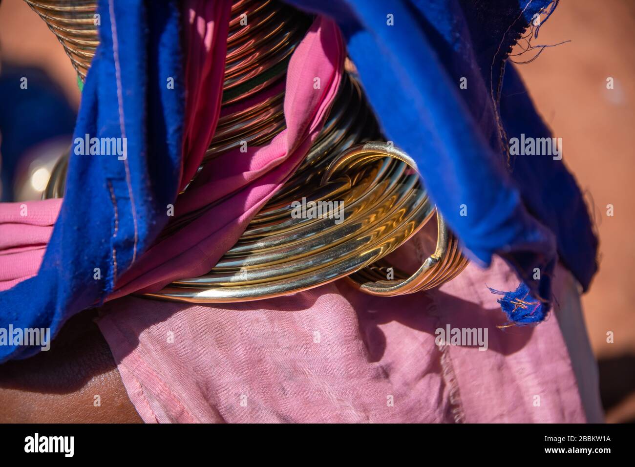 Pan PET, Kayah State: Nahaufnahme der traditionellen Halseringe aus Messing, die von einer Kayan Langhalsfrau aus dem Stamm der Padaung im Norden Myanmars getragen werden Stockfoto