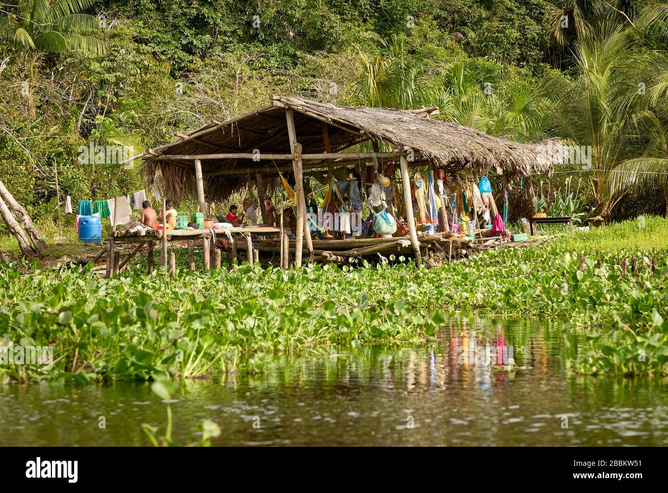 Einheimische Menschen in Holzhaus auf Stelzen von warao-indianern, Orinoco-Delta, Venezuela, Südamerika, Amerika Stockfoto