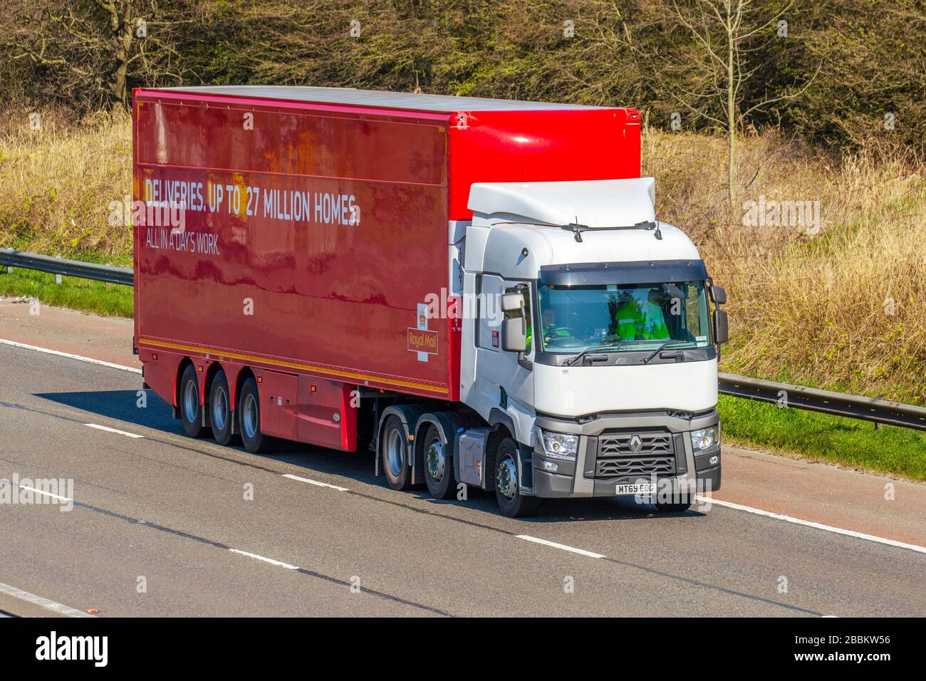 Red Royal Mail Post Office Transport Delivery 2019 Renault Trucks T (T) Trucks, LKWs, Transport, Truck, Cargo Carrier, Vehicle, European Commercial Transport, Industry, M61 at Manchester, UK Stockfoto