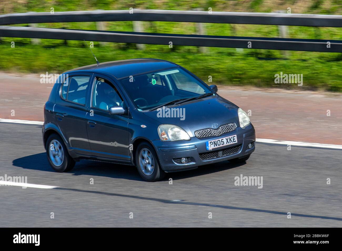 2006 Blue Toyota Yaris Blue; fahrzeugsicheres Fahrzeug, Fahrzeugfahren, Straßen, Motoren, Fahren auf der Autobahn M6 Stockfoto