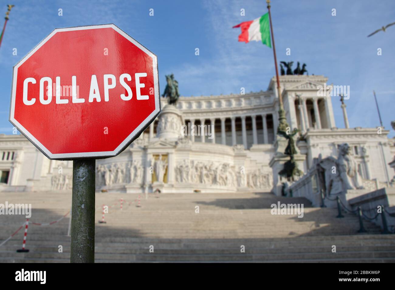 Einsturzschild mit Vaterlandsaltar in Rom, Italien. Drohende finanzielle Absturzgefahr in Italien wegen Coronavirus. Weltwirtschaftskrise Stockfoto