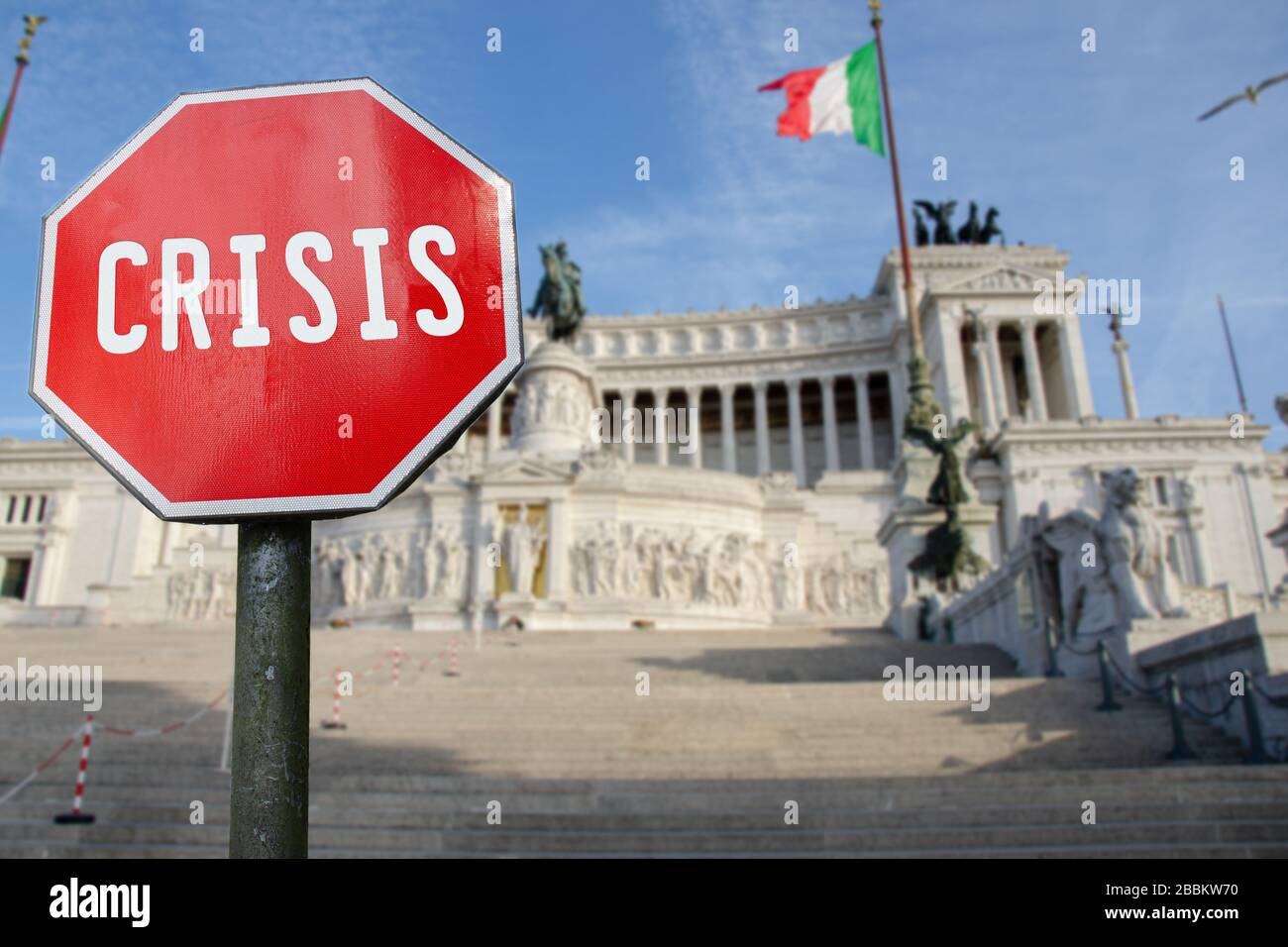 Krisensschild mit Vaterlandsaltar in Rom, Italien. Drohende finanzielle Absturzgefahr in Italien wegen Coronavirus. Weltwirtschaftskrise Stockfoto