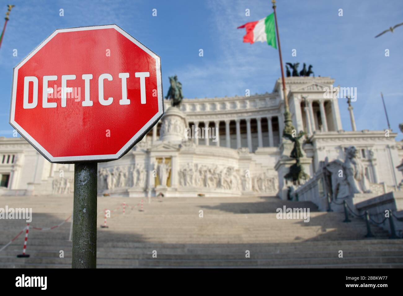 Defizitschild mit Vaterlandsaltar in Rom, Italien. Defizit im italienischen Staatshaushalt. Stockfoto