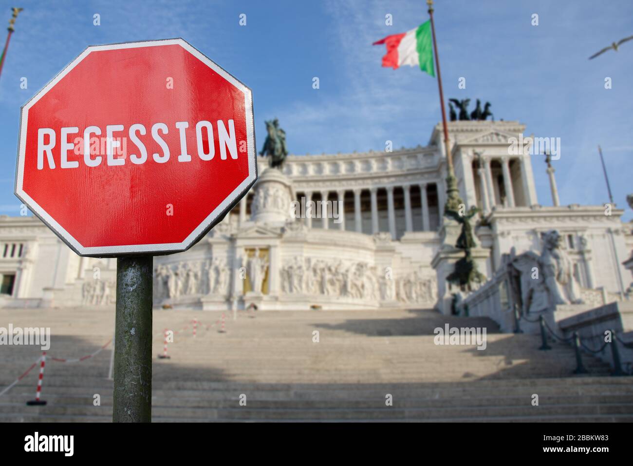 Rezessionsschild mit Vaterlandsaltar in Rom, Italien. Drohende finanzielle Absturzgefahr in Italien wegen Coronavirus. Weltwirtschaftskrise Stockfoto