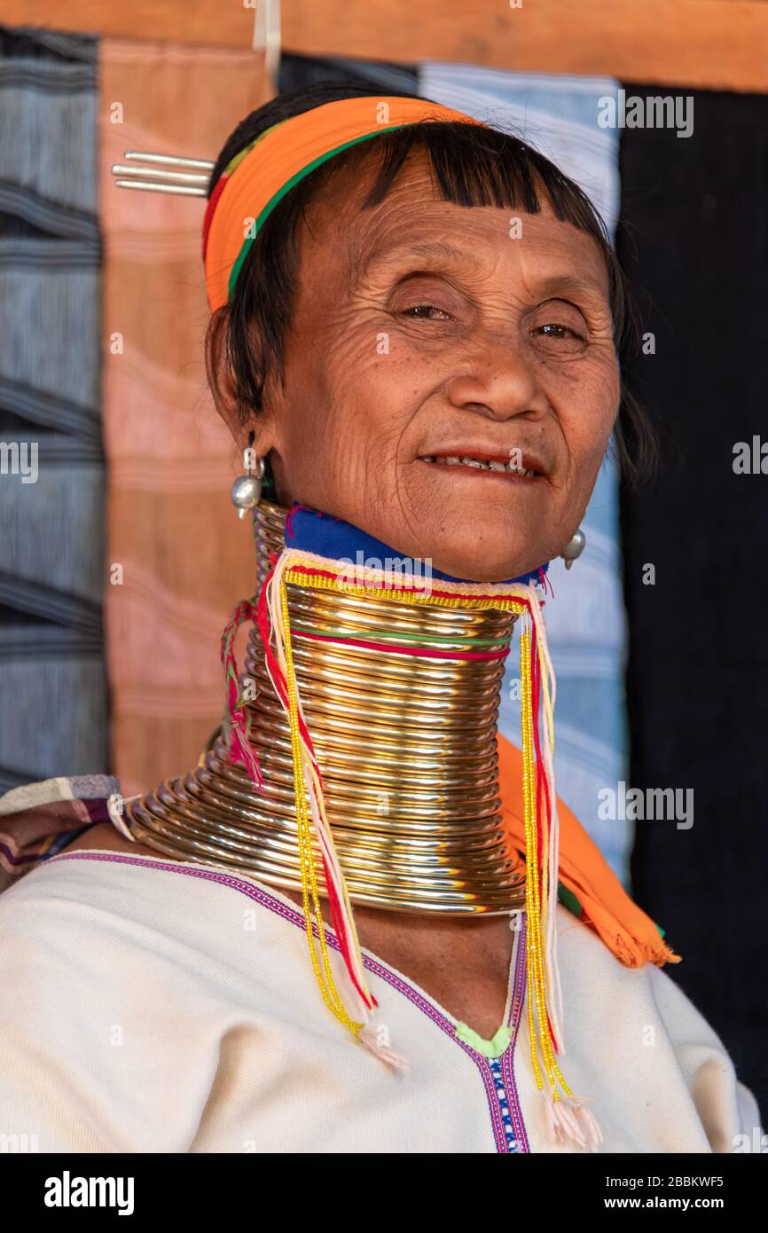 Pan PET, Kayah State, Myanmar - Februar 2020: Porträt einer älteren Kayan Langhalsfrau oder Paduang mit traditionellen Halsenringen aus Messing. Stockfoto