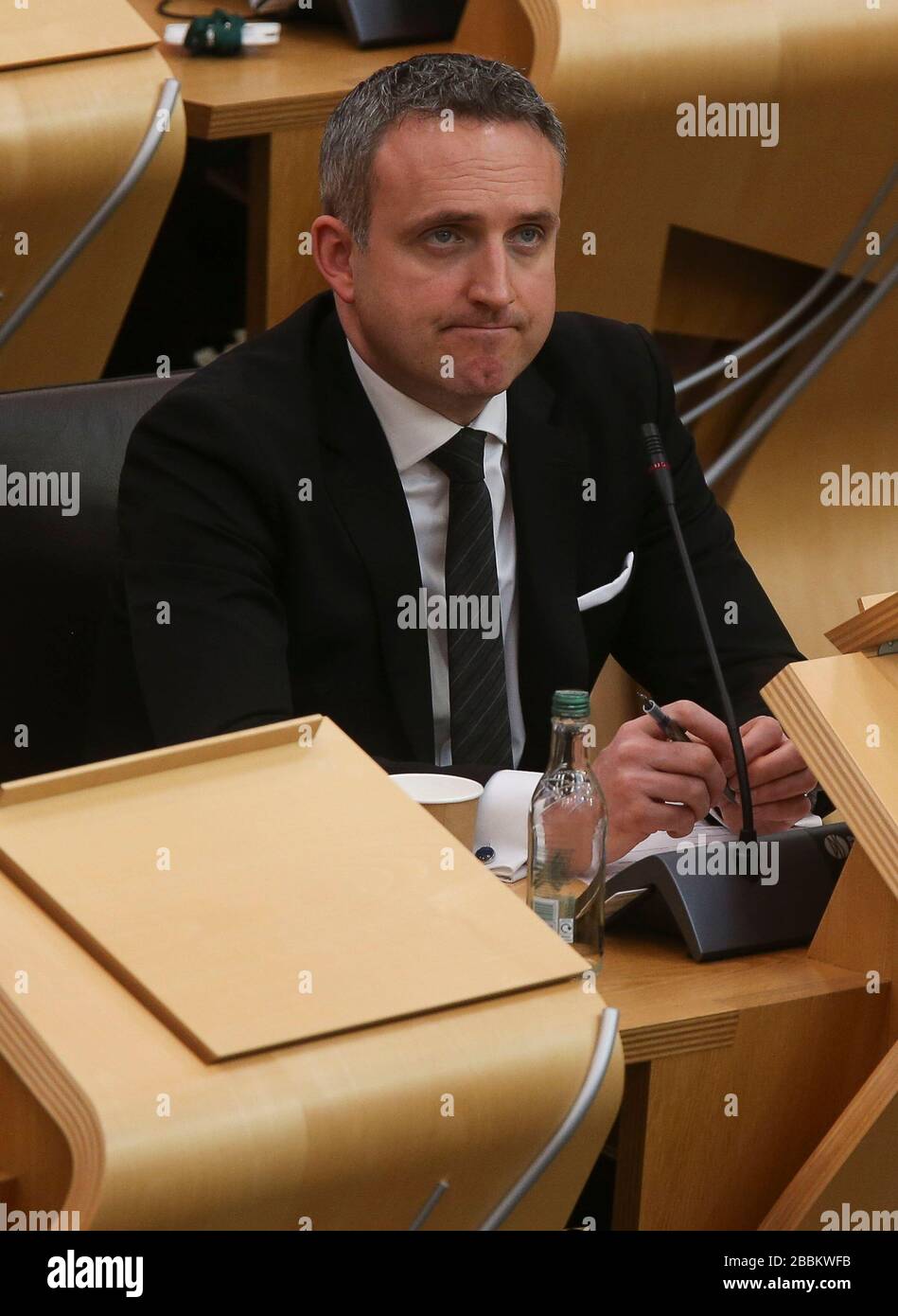 Alex Cole-Hamilton MSP hört zu, als eine Debatte über die Covid-19-Notgesetzgebung im schottischen Parlament, Holyrood, in Edinburgh geführt wird. Stockfoto