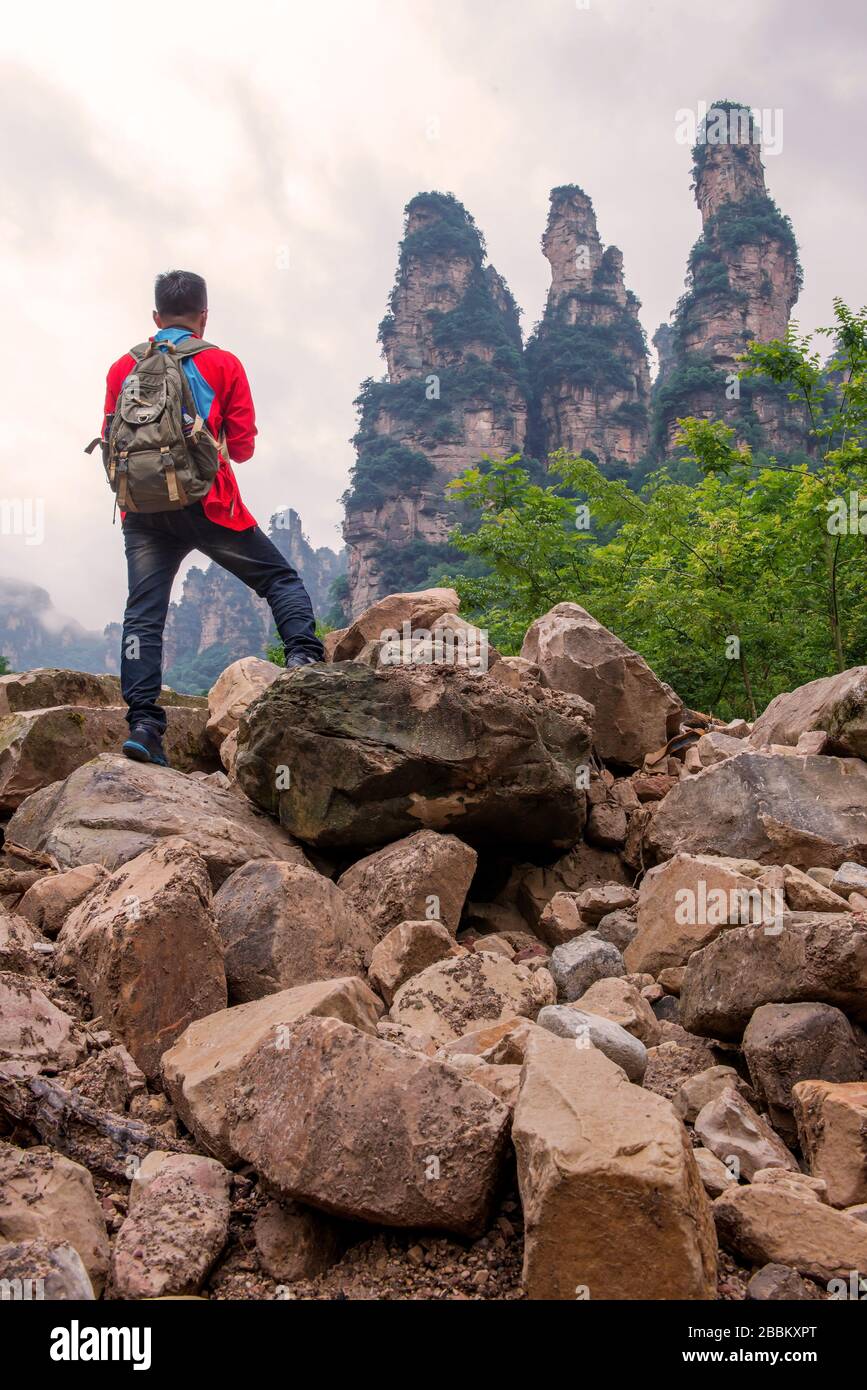 Mann, der drei Berge sucht, sieht aus wie (drei Schwestern Rock Formation) in der Ten-Mile Gallery, Hunan Provinz Zhangjiajie. CHINA0 Stockfoto