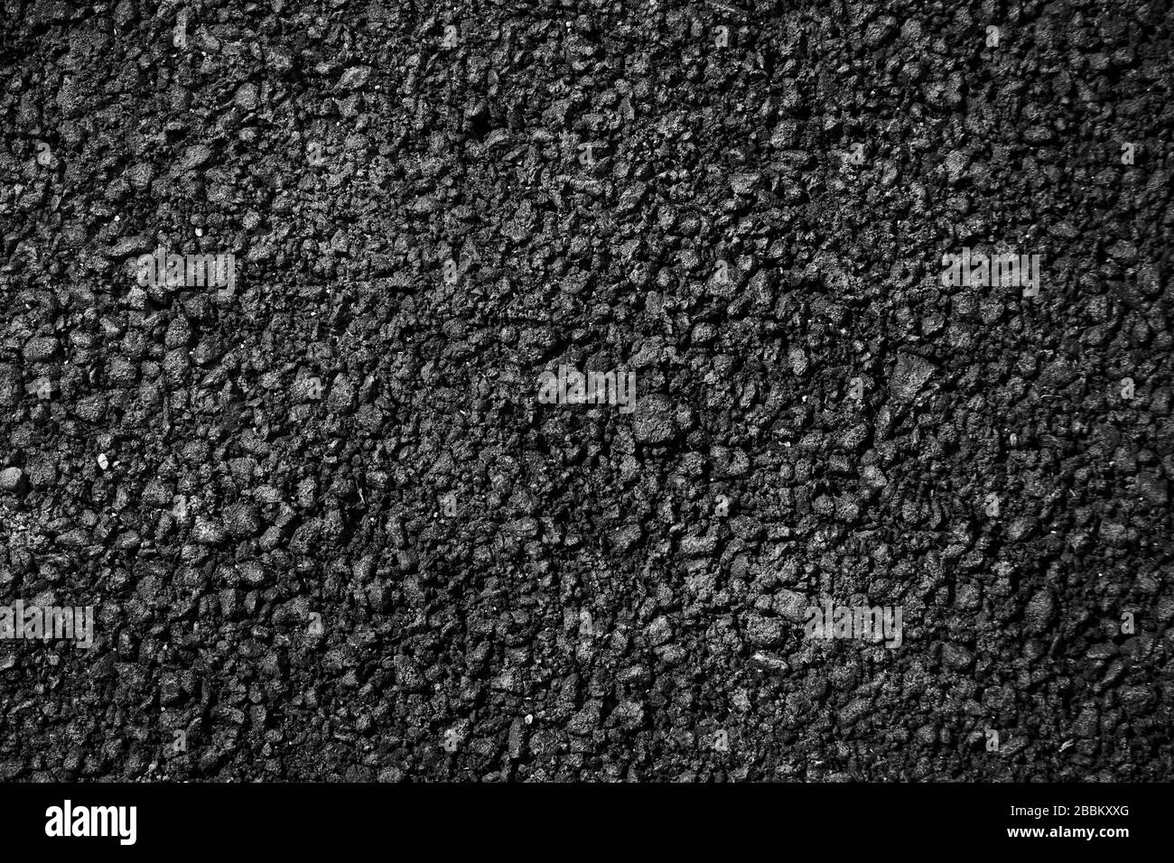 Die Oberfläche von frischem schwarzem Asphalt auf der Straße im Detail. Stockfoto