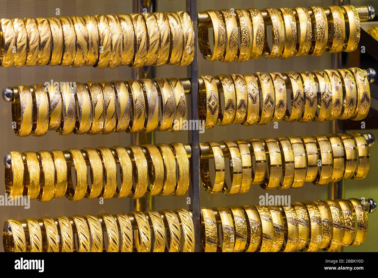 Traditionelle türkische Gold orientalische Armbänder für Frauen orientieren  sich am Hintergrund Stockfotografie - Alamy