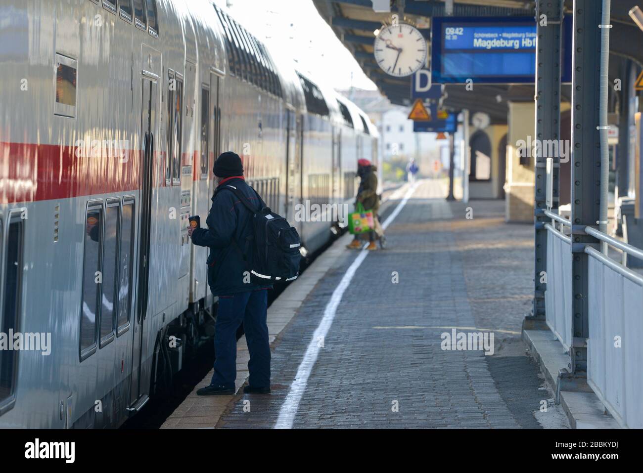 01. April 2020, Sachsen-Anhalt, Köthen (Sachsen-Anhalt): Die Fahrgäste steigen an einem IC der Deutschen Bahn im Bahnhof Köthen ein. Ab heute ist die Bahnstrecke zwischen Halle und Magdeburg für den Bahnverkehr wieder freigegeben. Die beiden größten Städte in Sachsen-Anhalt waren seit etwa neuen Monaten nicht mehr direkt per Bahn erreichbar. Umfangreiche Bauarbeiten am Bahnknotenpunkt Köthen und Gleiserneuerungsarbeiten erforderten die komplette Stilllegung der gesamten Strecke. Die Fahrgäste mussten während der gesamten Zeit umfangreiche Umleitungen und den Schienenersatzverkehr anlegen. Foto: Heiko Rebsch / dpa-Zentralbild / dpa Stockfoto