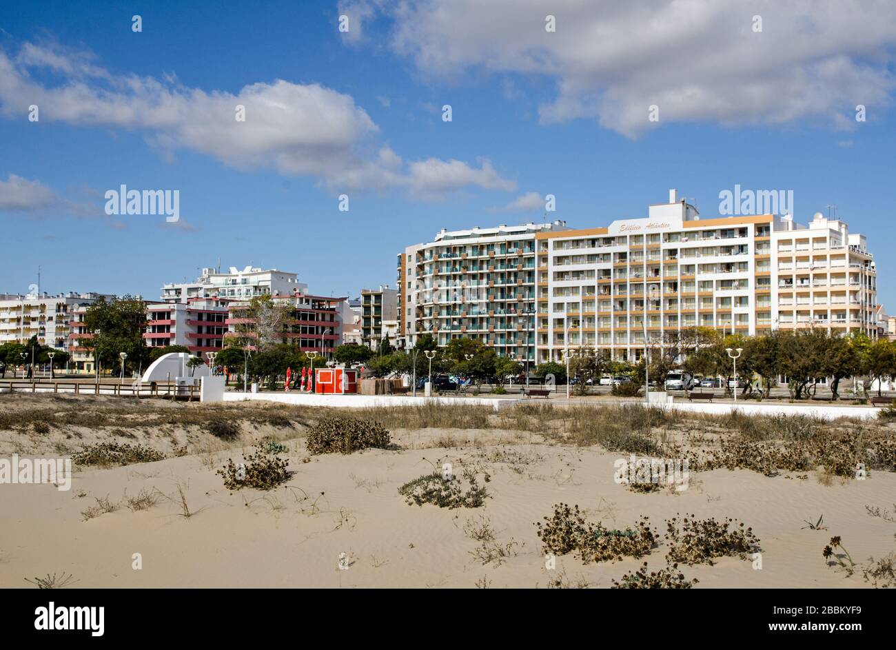 Monte Gordo, Portugal - 18. November 2019: Apartments mit Blick auf den sandigen Strand des Ferienortes Monte Gordo an der portugiesischen Algarve-Küste. Stockfoto