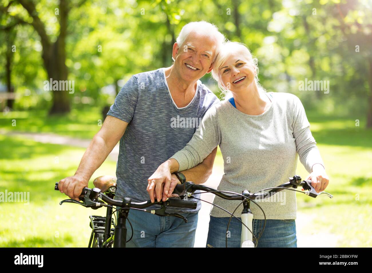 Älteres Paar auf Fahrrädern Stockfoto